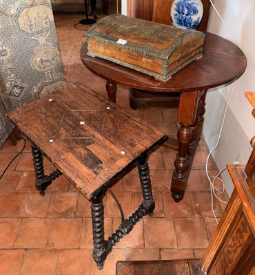 une petite table sur laquelle est posé un livre, dans un salon
