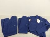 un survêtement Nike bleu et un pantalon Nike bleu