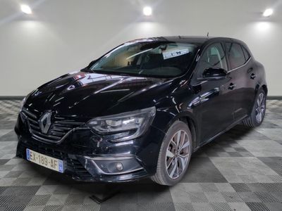 la voiture noire est garée sur un sol en damier dans le garage