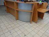une photo d'un comptoir d'accueil dans un magasin