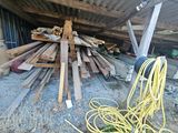 un tas de bois posé par terre à côté d'un autre tas de bois