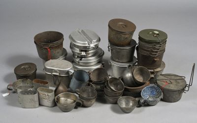 de nombreuses casseroles et poêles posées sur une table