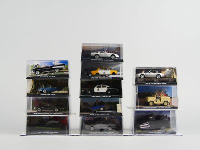 six modèles différents de voitures dans une vitrine