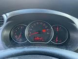 un gros plan sur le tableau de bord d'une voiture avec un compteur de vitesse