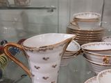 de nombreuses tasses et soucoupes exposées dans une vitrine