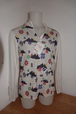 une chemise blanche à motifs sur un mannequin