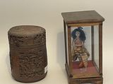 une petite boîte en bois contenant la photo d'une femme