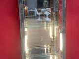 une vitrine en verre équipée d'un éclairage, située dans une pièce