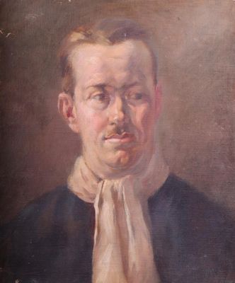 portrait d'un homme en chemise noire et cravate blanche