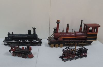 trois types différents de petits trains sur une table