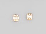 une paire de boucles d'oreilles en or ornées de pierres blanches
