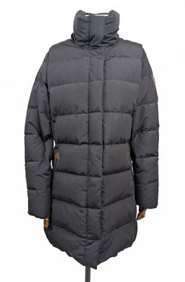 La veste est noire et comporte une capuche intégrée.