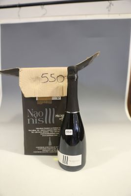 une bouteille de vin posée à côté d'un couteau sur un plan de travail