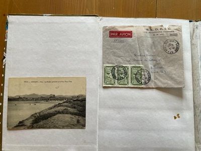 un livre ouvert sur lequel figurent l'image d'une rivière et une carte postale
