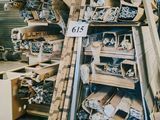 un gros tas de bric-à-brac dans un entrepôt, avec une échelle