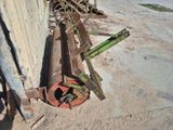 une machine rouillée posée devant un bâtiment