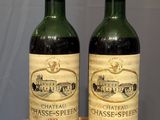 deux bouteilles de vin posées sur une table l'une à côté de l'autre
