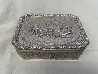 une boîte ancienne en argent ornée d'un motif sur le couvercle