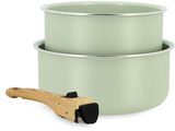 deux casseroles et une cuillère en bois sur fond blanc