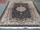 un grand tapis posé au sol, au milieu d'une pièce