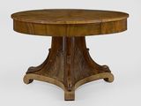 une table ronde avec un plateau en bois et une base en bois