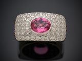 une bague en tourmaline rose et diamant