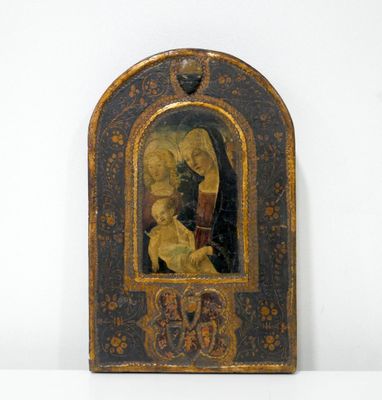 tableau représentant la Vierge à l'Enfant, dans un cadre en bois sur un fond blanc