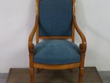 un fauteuil rembourré bleu posé sur une caisse en bois