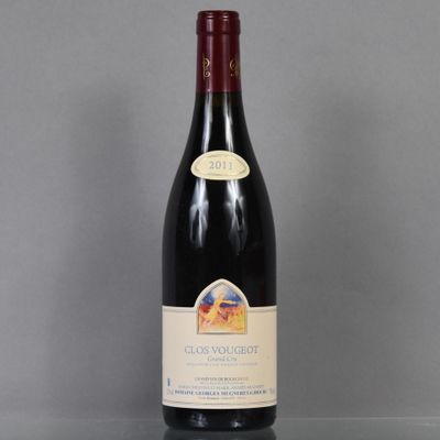 une bouteille de vin posée sur une table