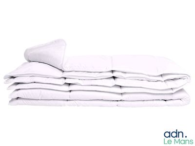 un gros plan sur une pile d'oreillers blancs sur fond blanc