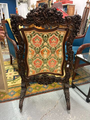 Grand pare-feu Napoléon III en bois richement sculpté de motifs f