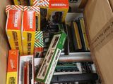 une boîte remplie de différents types de petits trains
