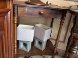 une petite table avec deux bacs en dessous
