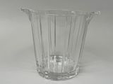 un vase en verre posé sur une table