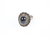 un gros plan d'une bague contenant une pierre noire
