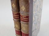 deux vieux livres sont empilés sur une table