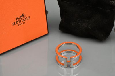 une photo montrant deux bagues posées sur une table