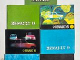 quatre livres sont empilés sur une table