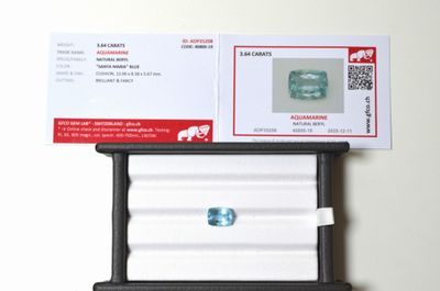 Une aigue-marine, facettée taille coussin, couleur bleue "Sa…