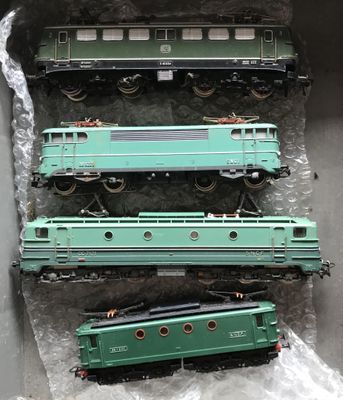trois trains verts empilés les uns sur les autres dans une boîte