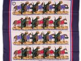 une photo d'un foulard carré orné d'un motif représentant des chevaux