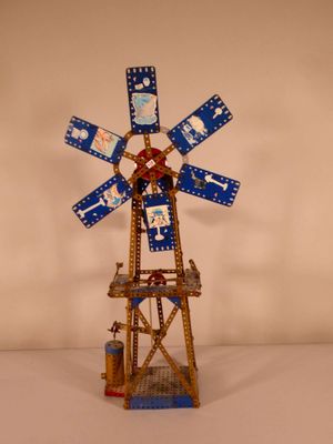 un moulin à vent en papier