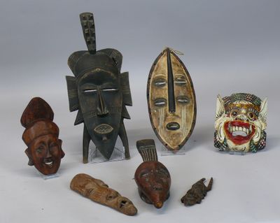 de nombreux types de masques africains sur un fond blanc