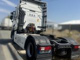 un camion garé sur le côté de la route
