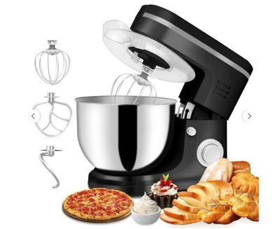 un robot de cuisine noir avec un bol argenté, à côté de quelques pâtisseries et beignets