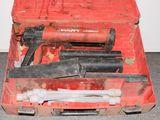 une caisse à outils rouge avec des outils sur le sol
