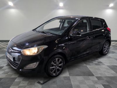 la photo d'une voiture noire garée dans un garage