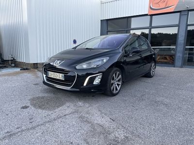 la voiture noire est garée devant un bâtiment