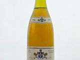 une bouteille de vin posée sur une table