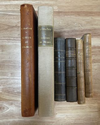 de nombreux livres posés sur la table, les uns empilés sur les autres